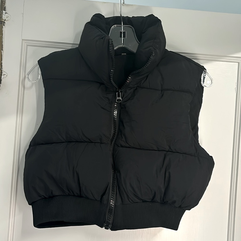 Fashion, cropped black puffer vest, elastic waist